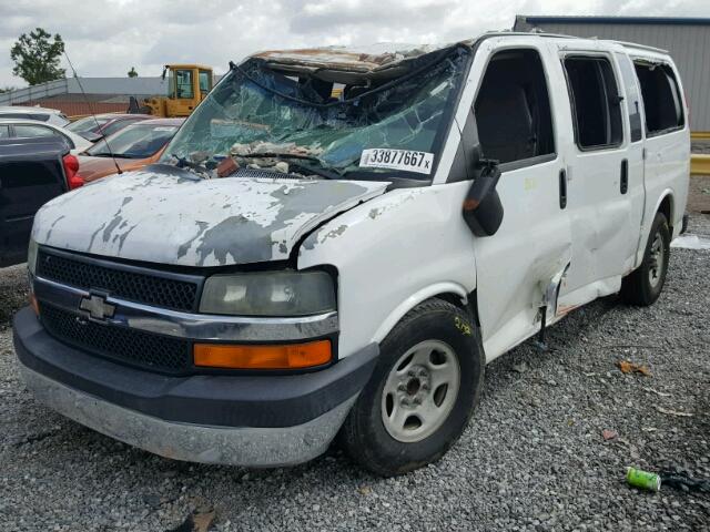 1GBFG15T761215929 - 2006 CHEVROLET EXPRESS G1 WHITE photo 2