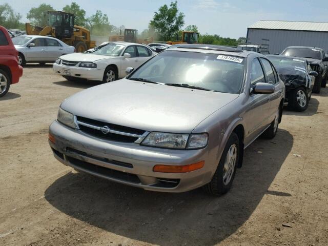 JN1CA21A7WT303154 - 1998 NISSAN MAXIMA GLE SILVER photo 2