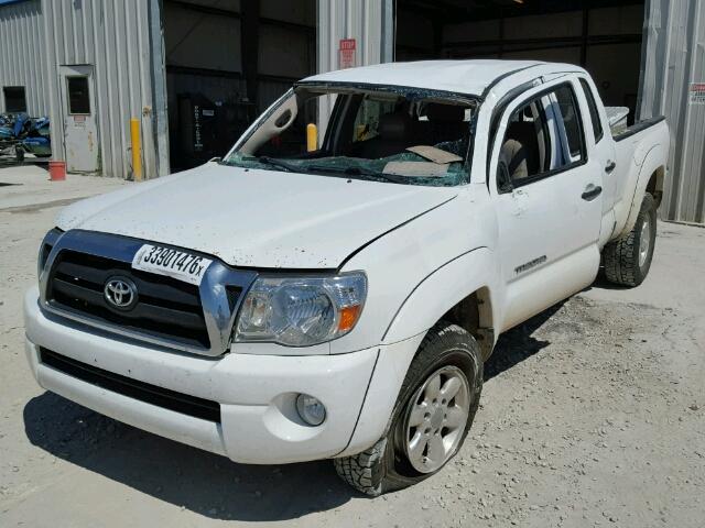 5TEMU52N66Z217301 - 2006 TOYOTA TACOMA DOU WHITE photo 2