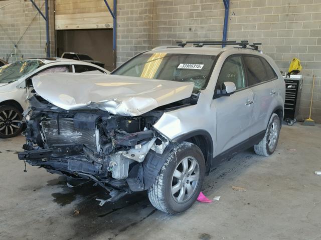 5XYKT4A11BG005204 - 2011 KIA SORENTO BA SILVER photo 2