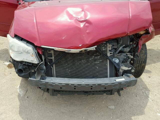 2A8HR44H28R604093 - 2008 CHRYSLER TOWN & COU RED photo 7