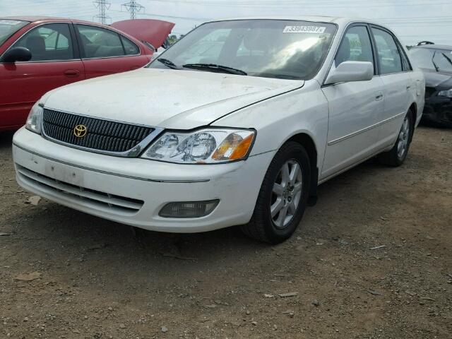 4T1BF28B72U207937 - 2002 TOYOTA AVALON WHITE photo 2