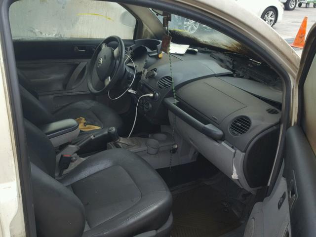 3VWDD21C8YM428768 - 2000 VOLKSWAGEN NEW BEETLE 烧焦的 照片 5