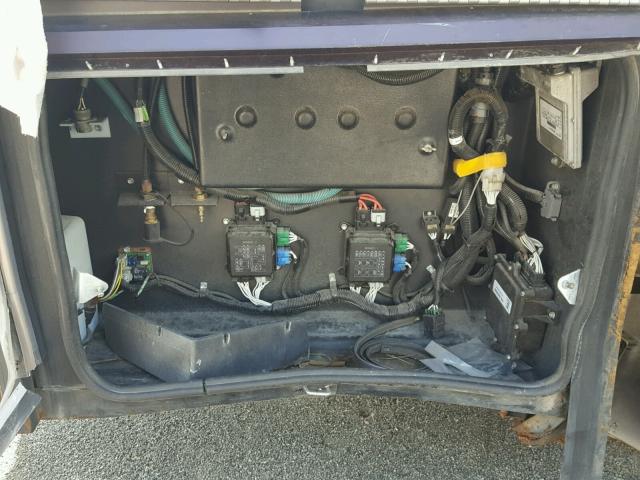 1RF22464022017501 - 2002 ROADMASTER RAIL RAISED RAI WHITE photo 9