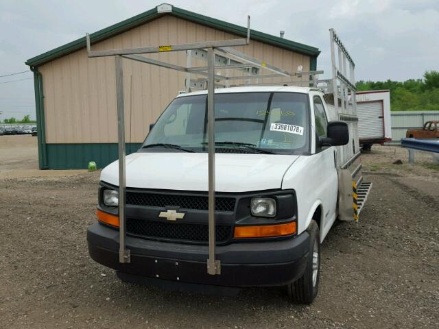 1GCGG25V941200384 - 2004 CHEVROLET EXPRESS G2 WHITE photo 2