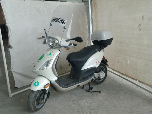 ZAPC446BXC4201384 - 2012 PIAGGIO FLY 50 WHITE photo 2