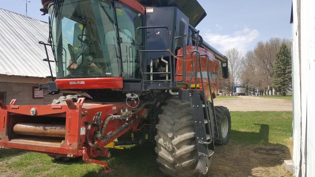 HAJ105630 - 2005 CASE IH COMBINE RED photo 2