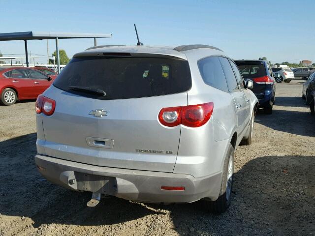 1GNKREED8BJ208042 - 2011 CHEVROLET TRAVERSE L SILVER photo 4