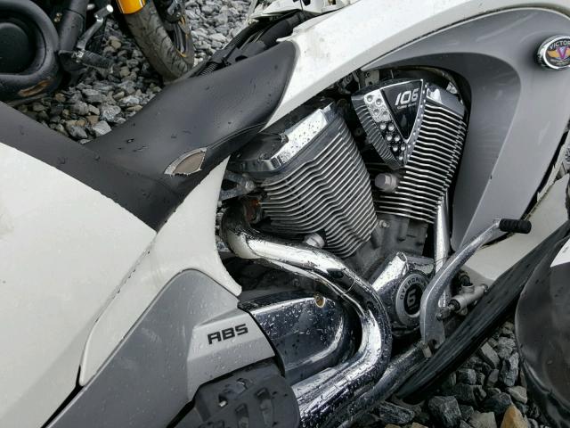 5VPSW36N9B3007737 - 2011 VICTORY MOTORCYCLES VISION TOU WHITE photo 7