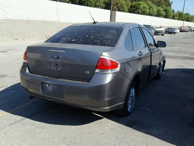 1FAHP35N59W114256 - 2009 FORD FOCUS SE GRAY photo 4