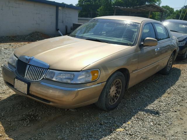 1LNFM82W9WY621726 - 1998 LINCOLN TOWN CAR S GOLD photo 2