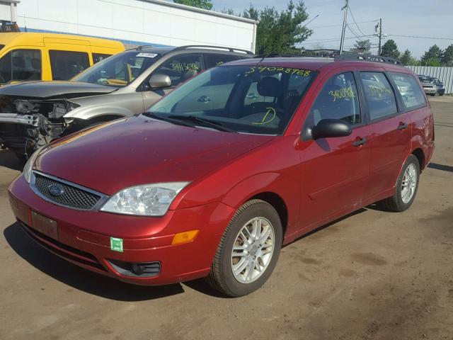 1FAFP36N75W301028 - 2005 FORD FOCUS ZXW RED photo 2