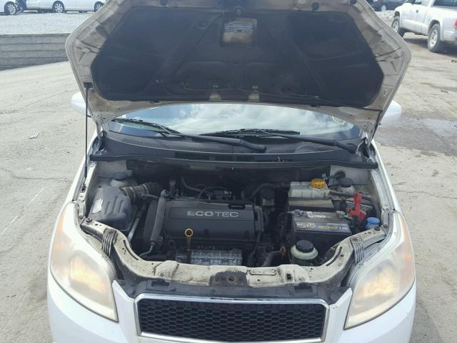 KL1TD66E39B404913 - 2009 CHEVROLET AVEO LS WHITE photo 7