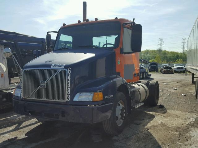 4V4M39RF33N325614 - 2003 VOLVO VN VNM ORANGE photo 2