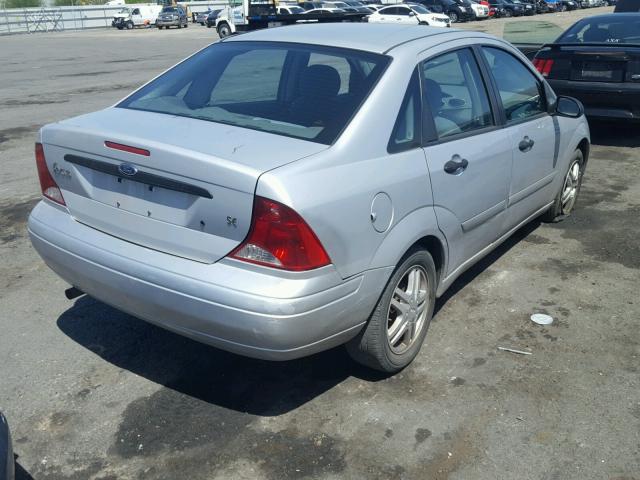 1FAFP34354W186672 - 2004 FORD FOCUS SE C SILVER photo 4