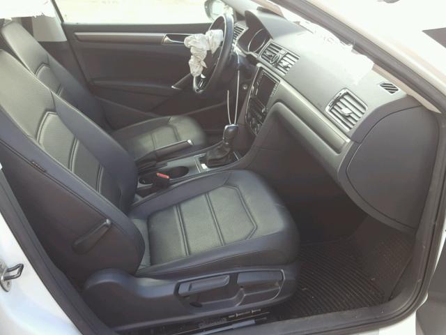 1VWDT7A37HC040948 - 2017 VOLKSWAGEN PASSAT R-L WHITE photo 5