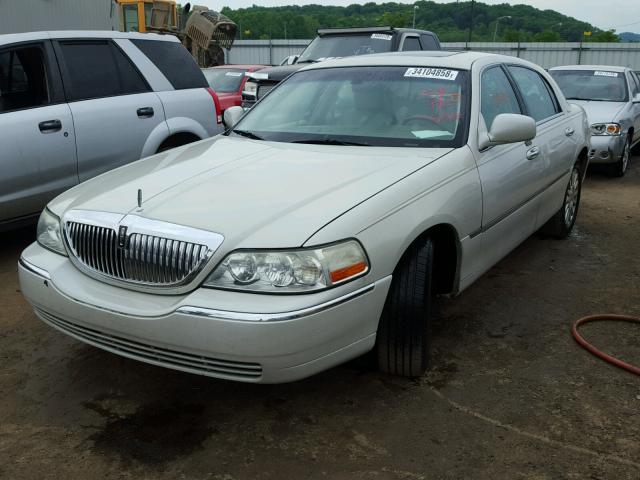 1LNHM83W64Y670788 - 2004 LINCOLN TOWN CAR U CREAM photo 2