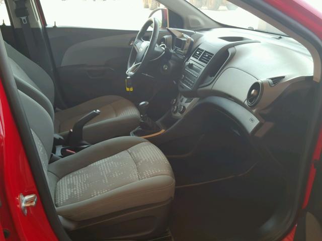 1G1JB6SH0D4156857 - 2013 CHEVROLET SONIC LS 红色 照片 5