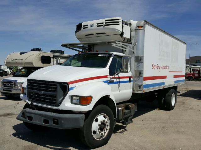 3FDNF65H01MA11967 - 2001 FORD F650 SUPER WHITE photo 2