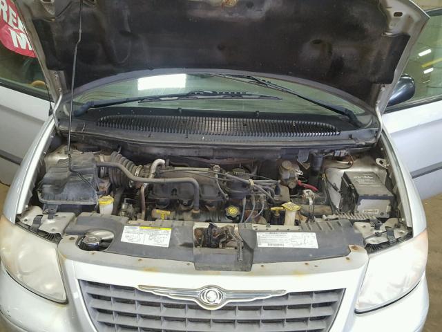 1C8GJ45382B564913 - 2002 CHRYSLER VOYAGER LX SILVER photo 7