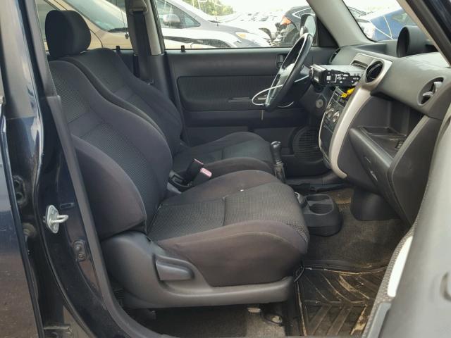 JTLKT334854005838 - 2005 TOYOTA SCION XB Blau Foto 5