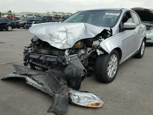 1FAHP3F29CL395393 - 2012 FORD FOCUS SILVER photo 2