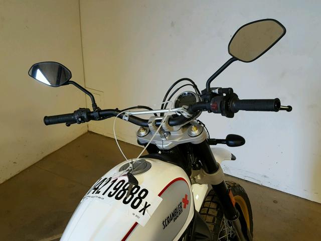 ZDMKAFBMXHB001637 - 2017 DUCATI SCRAMBLER WHITE photo 5