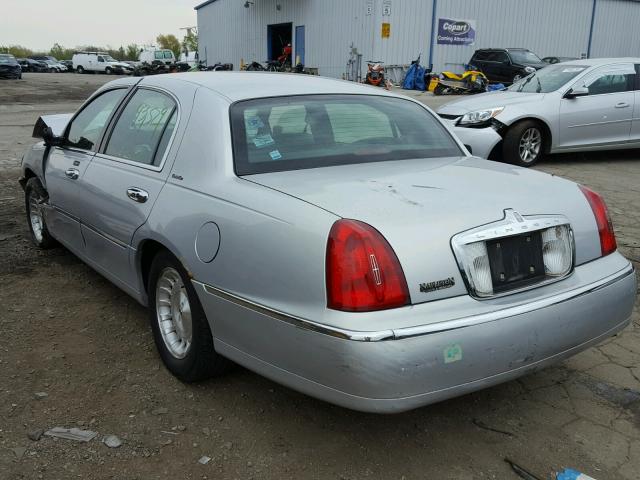 1LNHM81W1XY668146 - 1999 LINCOLN TOWN CAR E SILVER photo 3