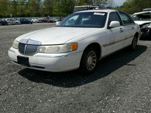 1LNHM82W4YY851668 - 2000 LINCOLN TOWN CAR S WHITE photo 2