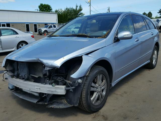 4JGCB65E88A072631 - 2008 MERCEDES-BENZ R 350 BLUE photo 2