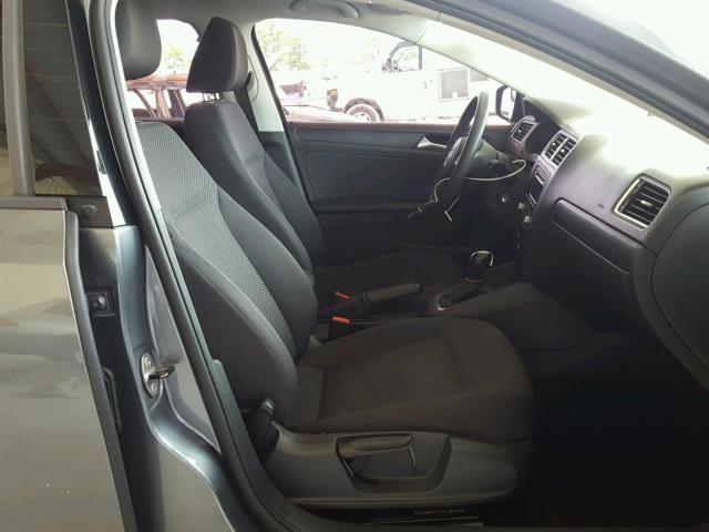 3VW2K7AJ5EM301321 - 2014 VOLKSWAGEN JETTA BASE Մոխրագույն լուսանկար 5