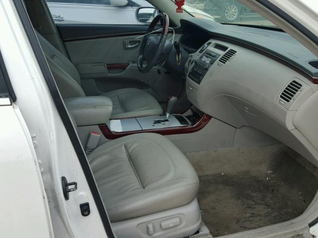 KMHFC46F27A203038 - 2007 HYUNDAI AZERA SE WHITE photo 5