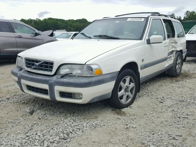 YV1LZ56D8X2624714 - 1999 VOLVO V70 XC WHITE photo 2