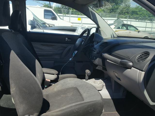 3VWCK21CX2M418753 - 2002 VOLKSWAGEN NEW BEETLE 黑色 照片 5