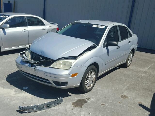 1FAHP34N67W156479 - 2007 FORD FOCUS ZX4 SILVER photo 2