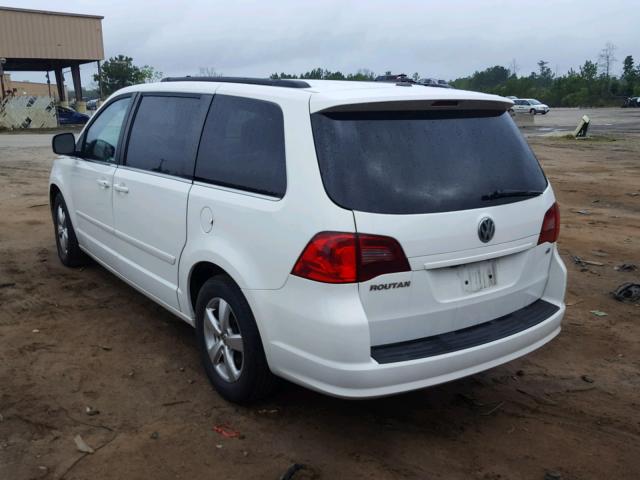 2V4RW3DG3BR805083 - 2011 VOLKSWAGEN ROUTAN SE WHITE photo 3