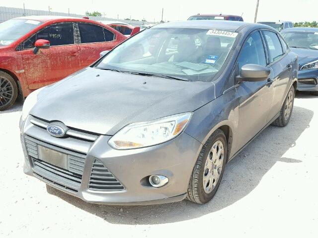 1FAHP3F20CL417541 - 2012 FORD FOCUS SE SILVER photo 2