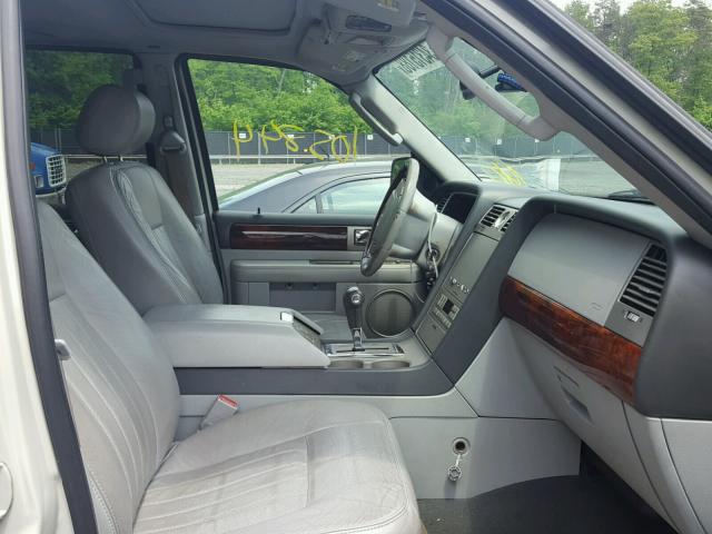 5LMFU28535LJ00764 - 2005 LINCOLN NAVIGATOR WHITE photo 5