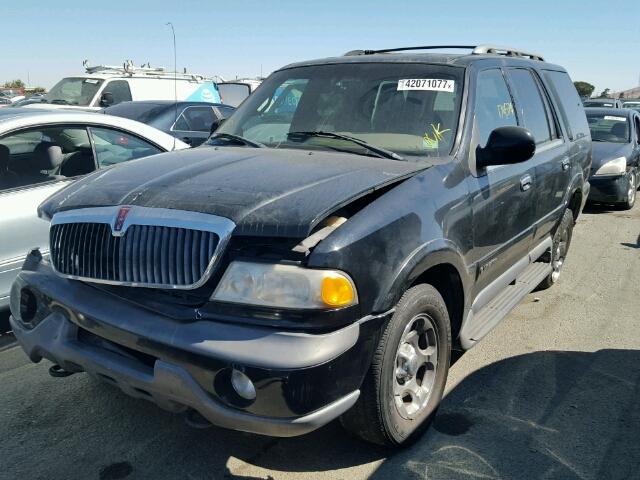 5LMPU28L5WLJ36461 - 1998 LINCOLN NAVIGATOR BLACK photo 2