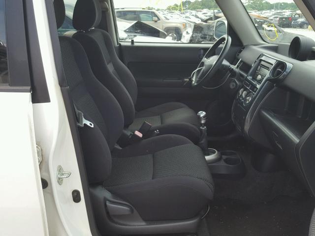 JTLKT334354003155 - 2005 TOYOTA SCION XB WHITE photo 5