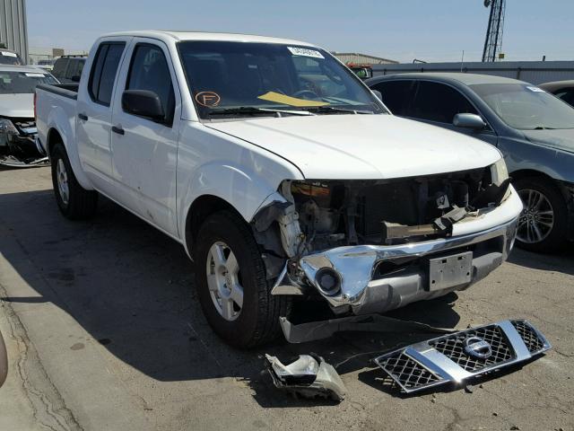 1N6AD07U55C447508 - 2005 NISSAN FRONTIER C WHITE photo 1