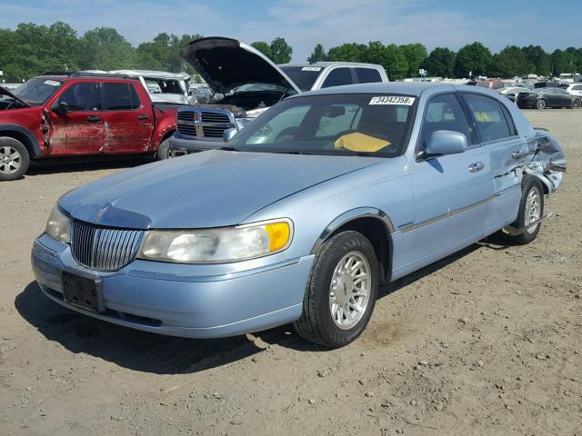 1LNFM82W0WY701965 - 1998 LINCOLN TOWN CAR S BLUE photo 2