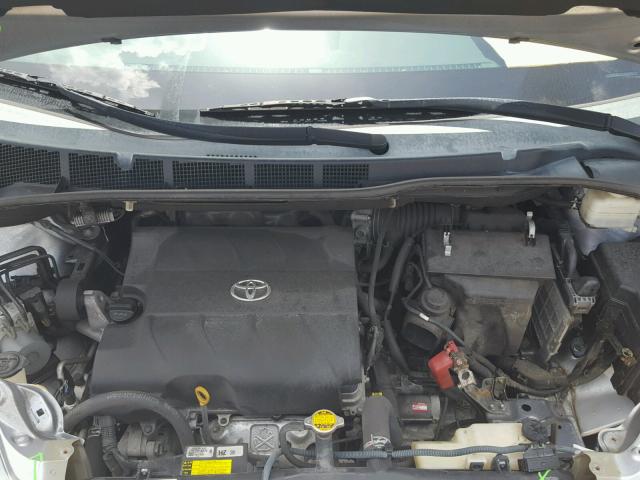 5TDZK3DC7BS114021 - 2011 TOYOTA SIENNA BAS SILVER photo 7