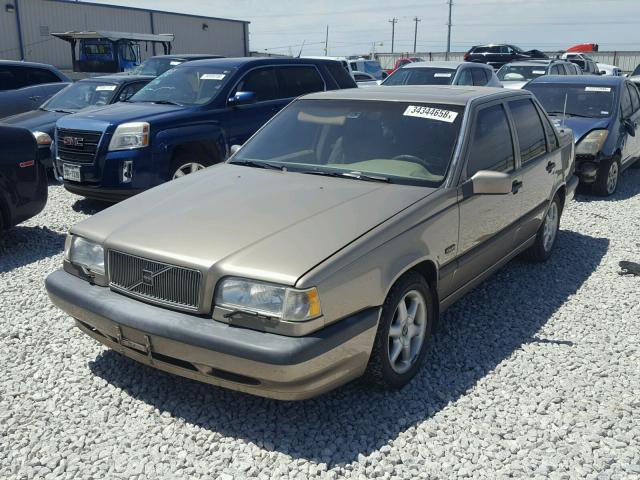 YV1LS5518S2193716 - 1995 VOLVO 850 BASE GOLD photo 2