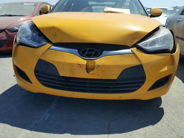 KMHTC6ADXDU167369 - 2013 HYUNDAI VELOSTER B YELLOW photo 9