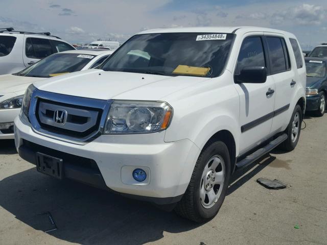 5FNYF3H27AB016546 - 2010 HONDA PILOT LX WHITE photo 2