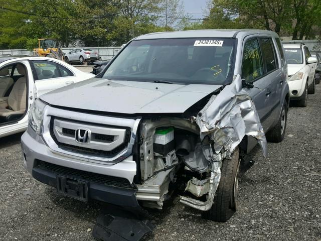 5FNYF4H28BB001318 - 2011 HONDA PILOT LX SILVER photo 2