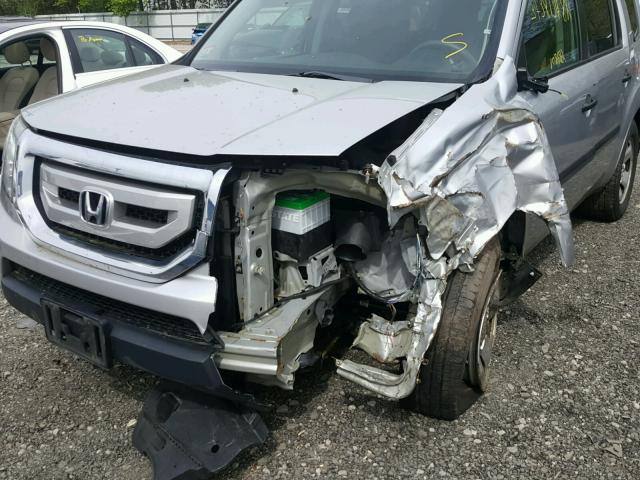 5FNYF4H28BB001318 - 2011 HONDA PILOT LX SILVER photo 9