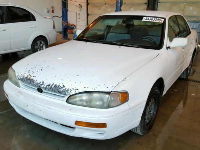 4T1BG12K2TU688715 - 1996 TOYOTA CAMRY DX WHITE photo 2