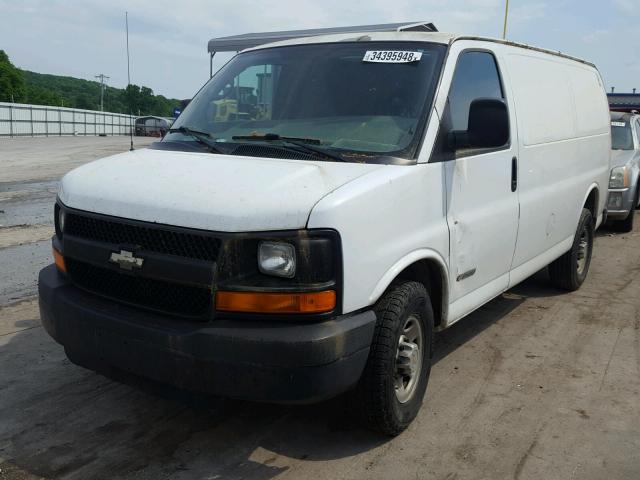 1GCGG25V851150465 - 2005 CHEVROLET EXPRESS G2 WHITE photo 2